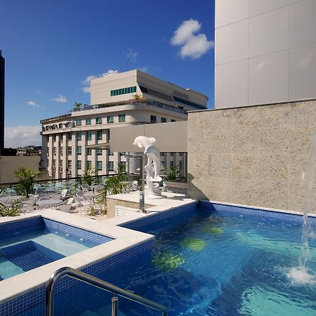 Hotel Atlantico Business Centro Rio de Janeiro Eksteriør bilde The photo shows a rooftop area featuring a swimming pool and a spa. The pool is inviting with a clear blue water, and there appears to be a waterfall feature. Surrounding the pool are areas for relaxation, possibly with sun loungers. In the backgroun
