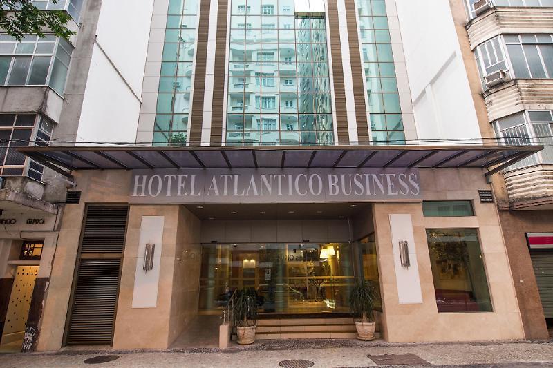 Hotel Atlantico Business Centro Rio de Janeiro Eksteriør bilde The photo shows the exterior of a hotel building with the name "Hotel Atlantico Business" prominently displayed above the entrance. The building features a modern architectural style, with a glass facade and a combination of stone and glass elements.